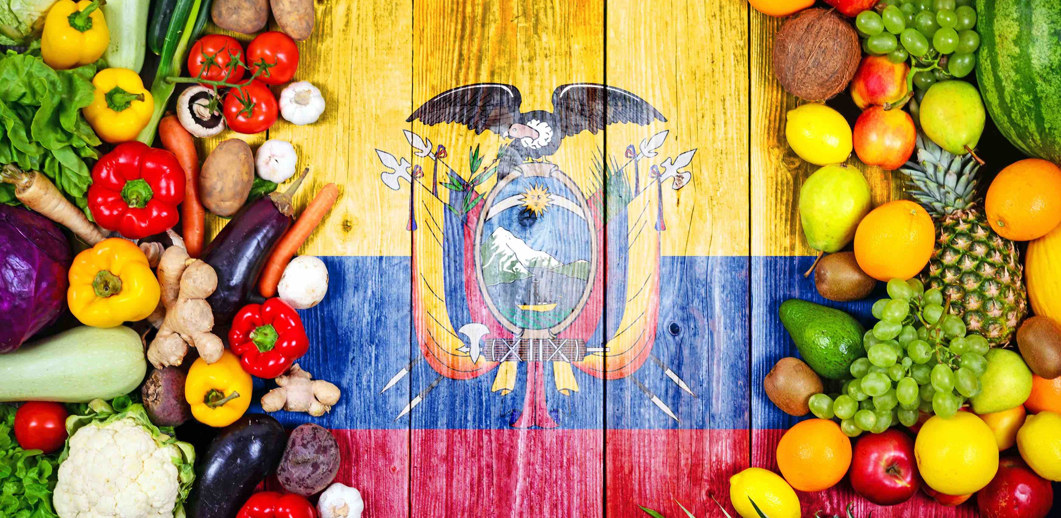 bandera del Ecuador rodeada de ingredientes típicos